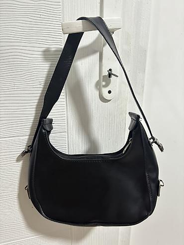 waikiki kucne papuce: Crna ženska torbica modernog, minimalističkog dizajna. Model je — 1