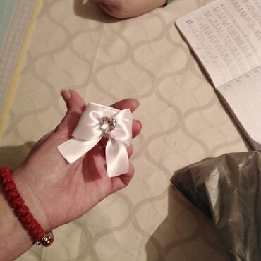 Svadbena oprema: Cvetna traka za kosu sa velom, idealna za posebne prilike. Traka je — 1