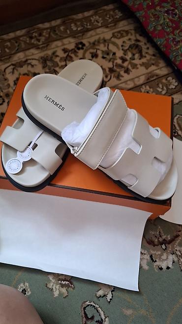 hermes тапочки: Сандалии Hermès - Модель: сандалии с фирменным вырезом в форме «H» — 3