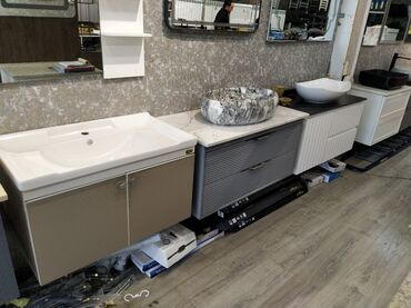 Металлопрокат: Ağ rəngli keramika lavabo və qəhvəyi rəngli dolabdan ibarət hamam