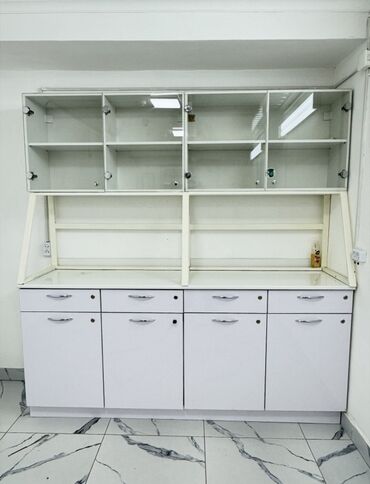 Широкий шкаф для хранения с комбинированной структурой, включающей