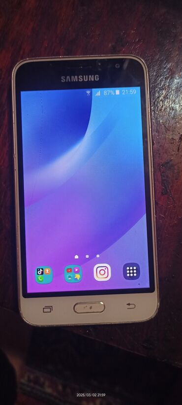 j1 2016: Samsung Galaxy J1, rəng - Ağ