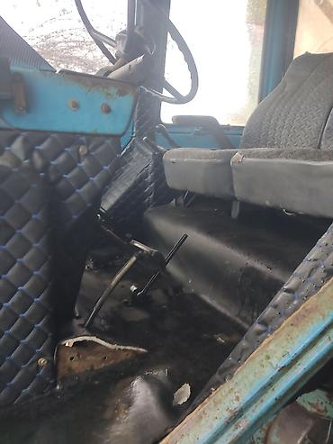 Traktorlar: Mavi rəngli təkərli kənd təsərrüfatı traktoru ili 1992 ki tam zavoduu — 8