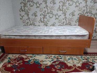 кровати спальные: Односпальная Кровать, Б/у