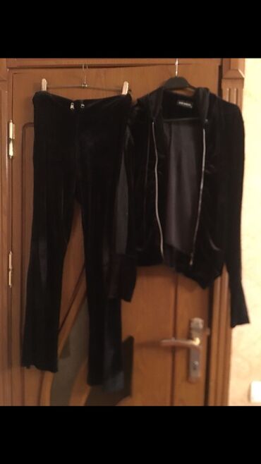 Dəstlər, kostyumlar: Qadın/yeniyetmə üçün 4 ədəd üst geyimi dəsti 1) Qara trikotaj bluz — 10