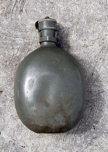 Staro posuđe i escajg: Dve Očuvane stare, vojne čuture, aluminijumske. Dve stare — 7