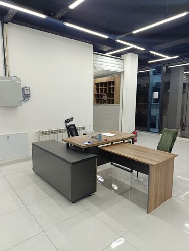 Ofis dəst mebeli: Müasir ofis rəhbər masası dəsti - Dizayn: L formalı iş masası, yan — 1