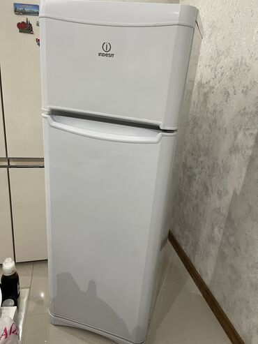 Холодильники: Холодильник Indesit, Б/у, Двухкамерный, De frost (капельный), 170 *