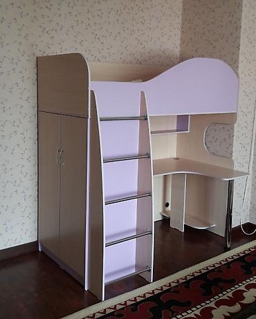 Двухъярусные кровати: Кровать-чердак, выполненная в светлых тонах с розовыми вставками — 15