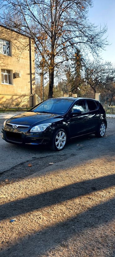 avtomobil oturacaq uzluyu: Hyundai i30: 1.4 l | 2009 il Hetçbek