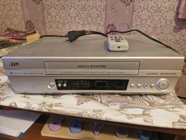 JVC markalı, pultu ilə birlikdə Multi System video kaset yazıcısı. Bu
