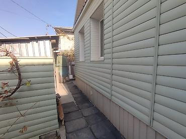 Продажа полдома: Продается пол дома в центре Рабочего Городка. Общий участок 4 сотки — 14