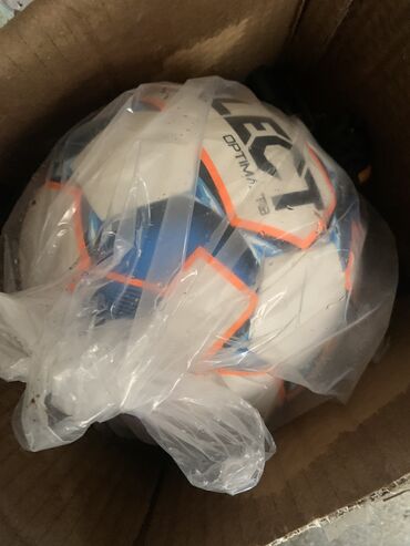 футбольные мячи: Футбольный мяч, новый, в комплекте есть все что надо