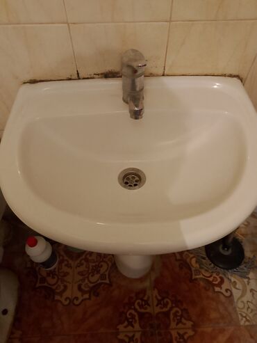 Pəncərələr: Seramik vannao­taqı əl yuma lavabosu və qarışdırıcı kran - Material