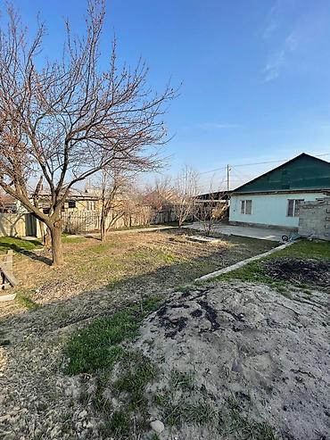 Продажа коттеджей и домов: 🏡 Продаётся дом в ж/м Ак-Бата 📍 До главной дороги — 400 м (асфальт) — 2