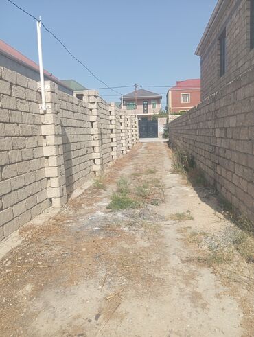 Yaşayış üçün nəzərdə tutulmuş torpaq sahəsi, hər tərəfdən kərpic