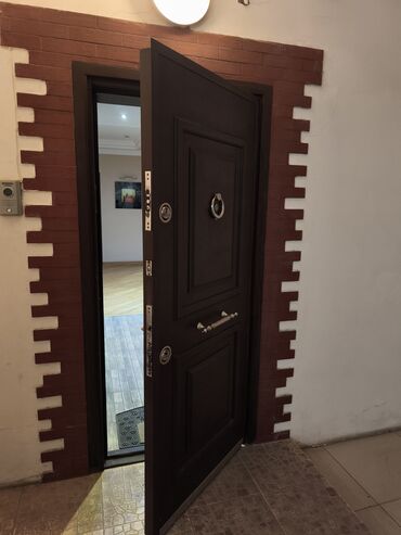 Uzunmüddətli kirayə mənzillər: Geniş və işıqlı mənzil Satilir - Planlama: geniş dəhliz, böyük yataq — 25