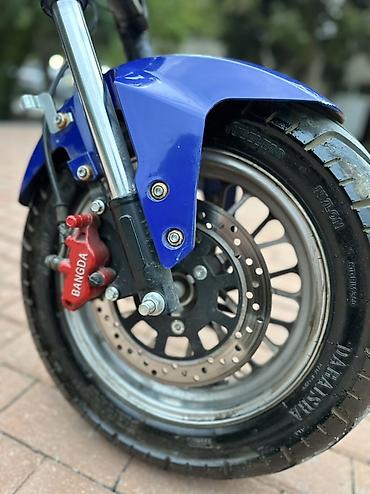sükutur: Elektrik skuter/motosiklet – şəhər gəzintisi üçün rahat kruizer tipli — 7