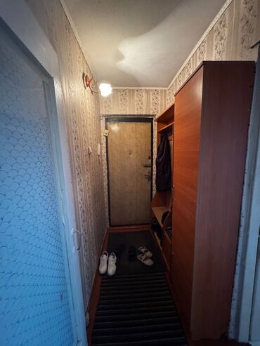 видио: 3 бөлмө, 58 кв. м, 104-серия, 5 кабат, Эски ремонт