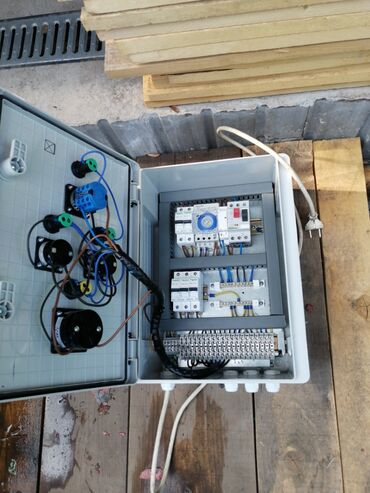 visoke wc solje: Bela kontrolna tabla za električne instalacije, opremljena