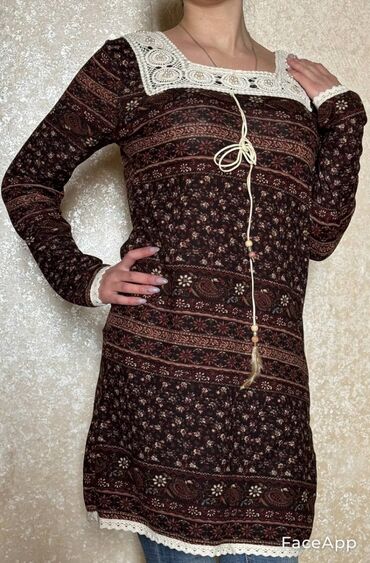 опилки даром: Платье оверсайз размер примерно 40-42.На рукавах и воротнике красивое