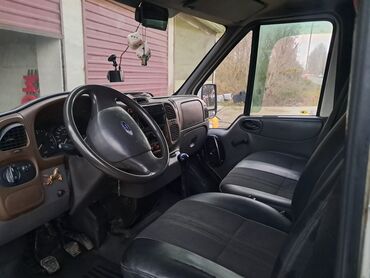 Yük maşınları: Yükdaşıma üçün qutu kuzovlu yüngül yük avtomobili. Xüsusiyyətlər: - — 6