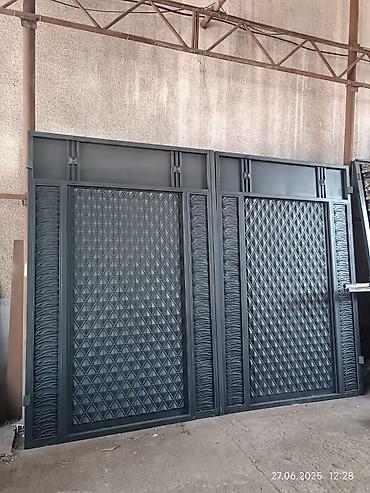 Распашные ворота: Металлические распашные ворота с калиткой (модульные панели) - — 96