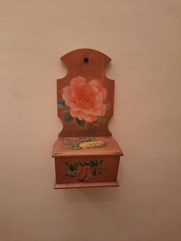 Kutije za odlaganje: Drvena kutija za nakit Ukupna visina oko 24 cm . Duzina same