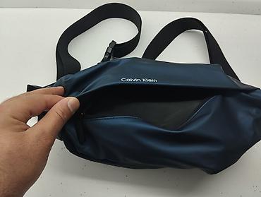 İdman çantaları: Calvin Klein kəmər/çiyin çantası – tünd mavi - Minimalist dizayn, ön — 2
