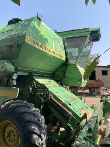 suret qutusu yaglari qiymetleri: Yaşıl rəngdə "Rostselmaş Niva" taxılbiçən kombaynı tam idial vəziyətdə