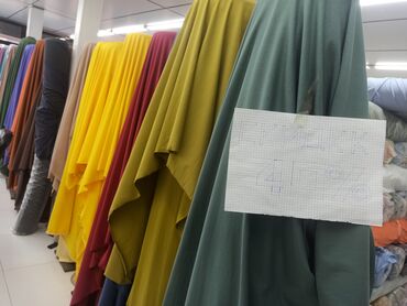 лист рулон: Рулон ткани различных цветов, идеально подходящий для широкого спектра