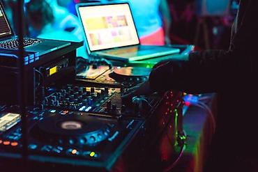 ad gunu ev dekoru: Toy, məclis və party-lər üçün DJ xidməti! Lazerlə Musiqi — 1