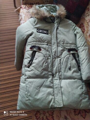 Детский мир: Продается зимняя куртка для девочки.Рост 146см.Одевали пару раз.Цвер
