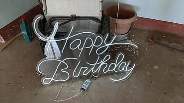 Bayram bəzəkləri: “Happy Birthday” LED neonsayağı işıqlandırma lövhəsi. 100x50 sm — 2