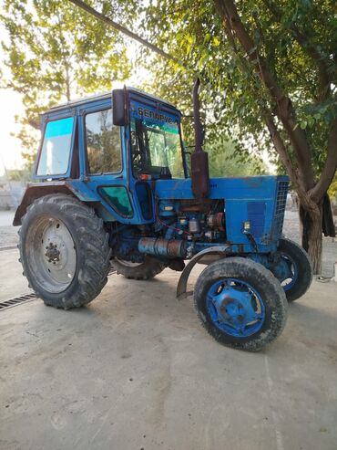islenmis mator: Göy rəngli Belarus traktor. Traktor böyük kənd təsərrüfatı işləri üçün