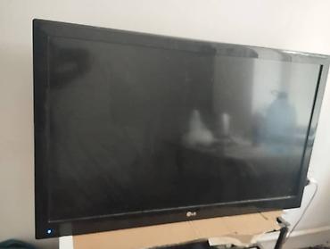 Телевизор LG, диагональ около 42–47". Плоская панель, черная рамка. На