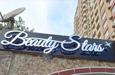 permanent qaş: Manikür, Gellak, şellak, Salonda