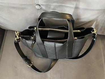 versace chain: Crna ženska torba – strukturirani tote/crossbody model 
Parfios marka — 6