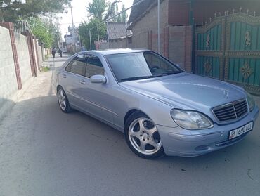 Mercedes-Benz: Продается серебристый Mercedes-Benz S-класса. Этот автомобиль сочетает