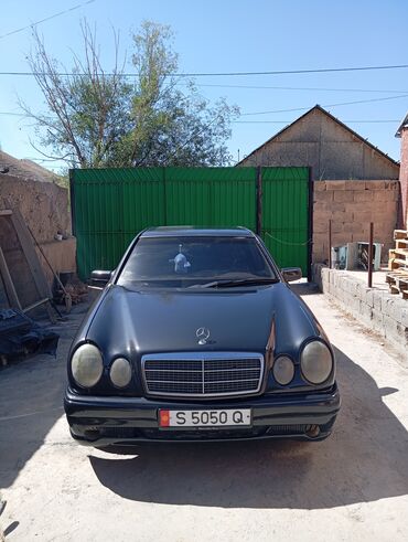дом на колосах: Mercedes-Benz E-Class W210 черного цвета с классическим дизайном