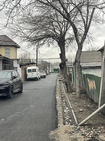 Продажа коттеджей и домов: Продаю пол дома барачного типа район Тоголок молдо Щербакова 3 ком — 4