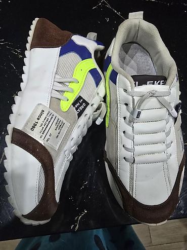 Krasofkalar və idman ayaqqabıları: Məhsul: Krossovkalar (2 fərqli model) 1) Ağ/boz/kofe rəng — 1