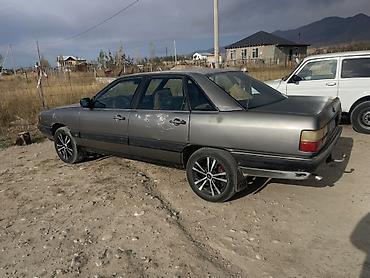авто ижара: Audi 100: 1985 г., 2.2 л, Кол менен иштөөчү, Бензин, Седан — 3