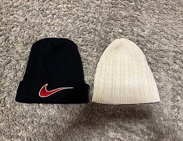 Nike kapa elasticna cela.Moze kao duza i kraca da se podesi.Bela kapa
