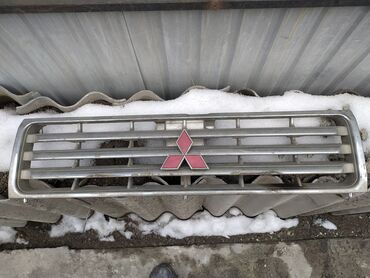 Решетки, облицовки: Решетка радиатора Mitsubishi Б/у, Оригинал