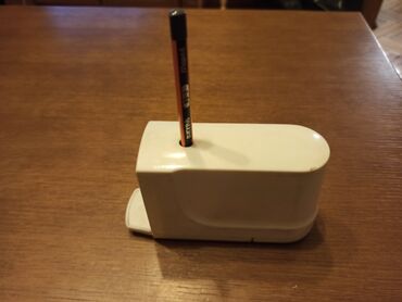 ogrtaci za kupaci: Zarezač za grafitne olovke na baterije. Nedostaje mu poklopac za