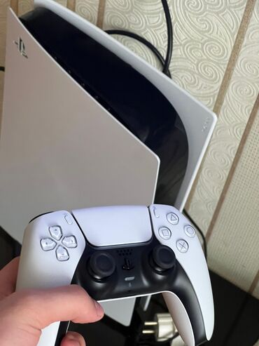 ps5 lalafo: 825 gb tam ideal vəziyyətdə 1 pult avropadan gətirilib içində bahalı