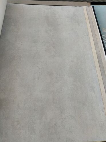 divar kağızları sederek: Beton effekti divar kağızı - Rəng: Açıq boz, yumşaq keçidlər və