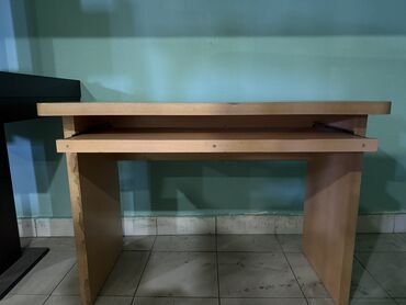 islenmis komputer satisi: Kompüter masası, İşlənmiş, Açılan, Dördbucaq masa