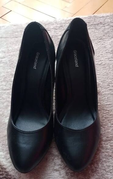 crna cipkana haljina i cipele: Salonke, Graceland, 38